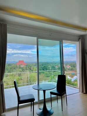 Deluxe Single Room, 1 King Bed | Interior - River valley resort (Phu Phiang)