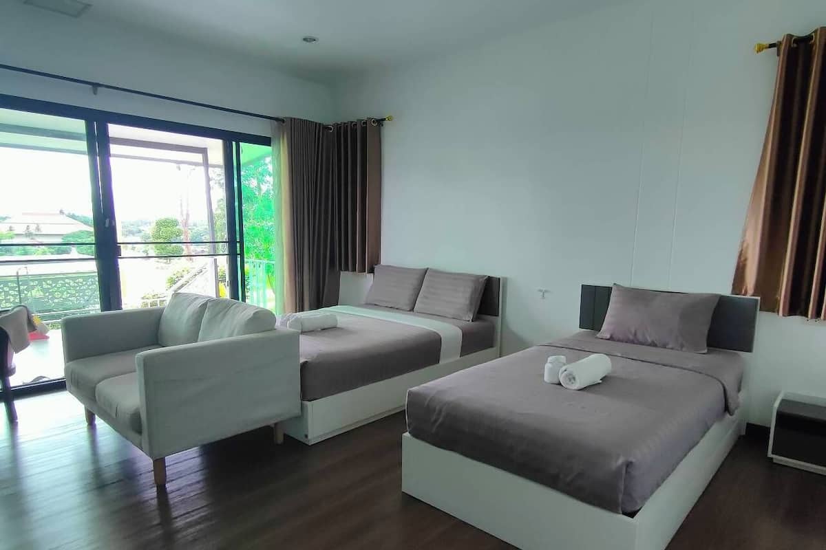 Schreibtisch, schallisolierte Zimmer, Bügeleisen/Bügelbrett