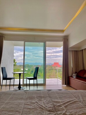 Deluxe Single Room, 1 King Bed | Desk, soundproofing, iron/ironing board, free WiFi