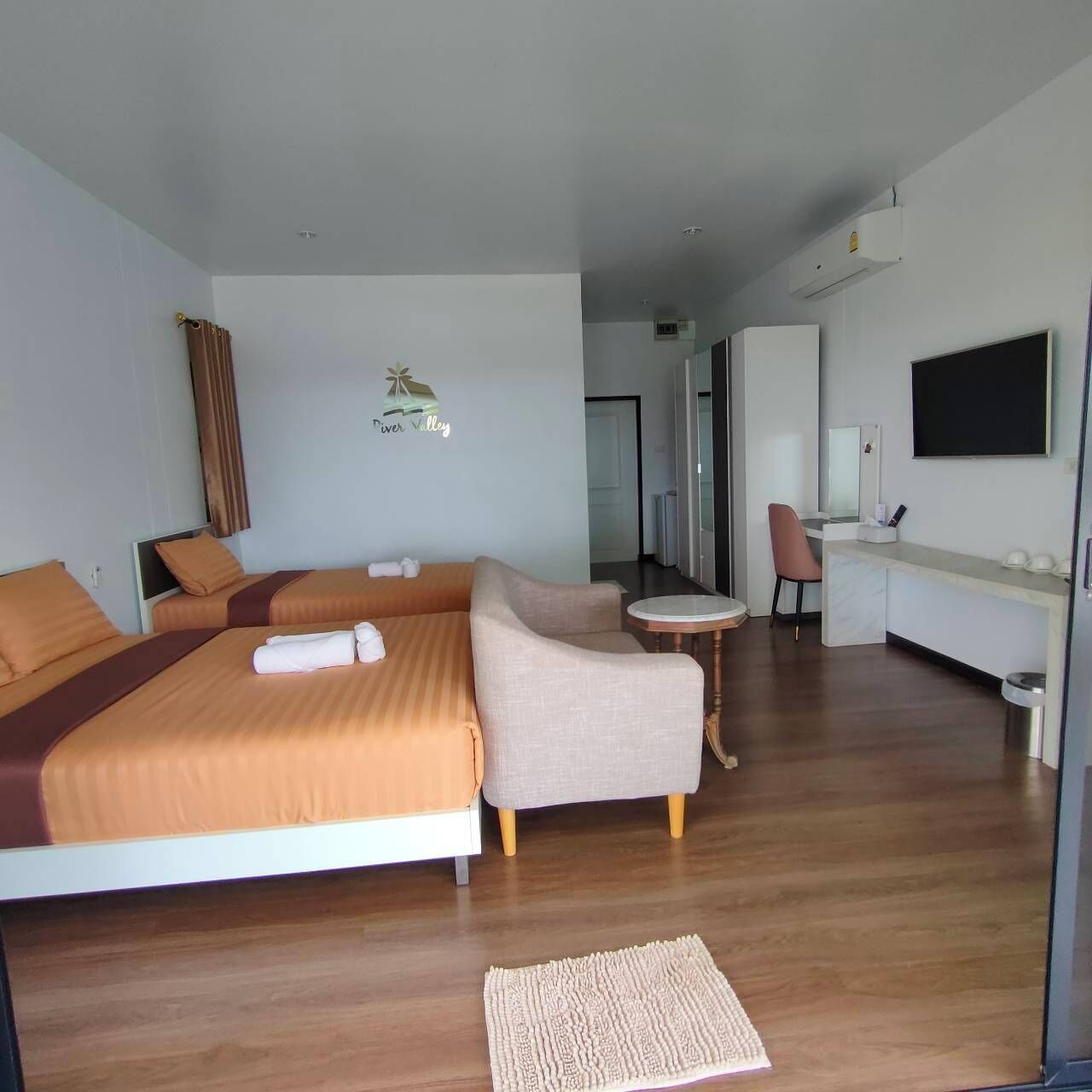 Escritorio, sistema de insonorización y tabla de planchar con plancha 