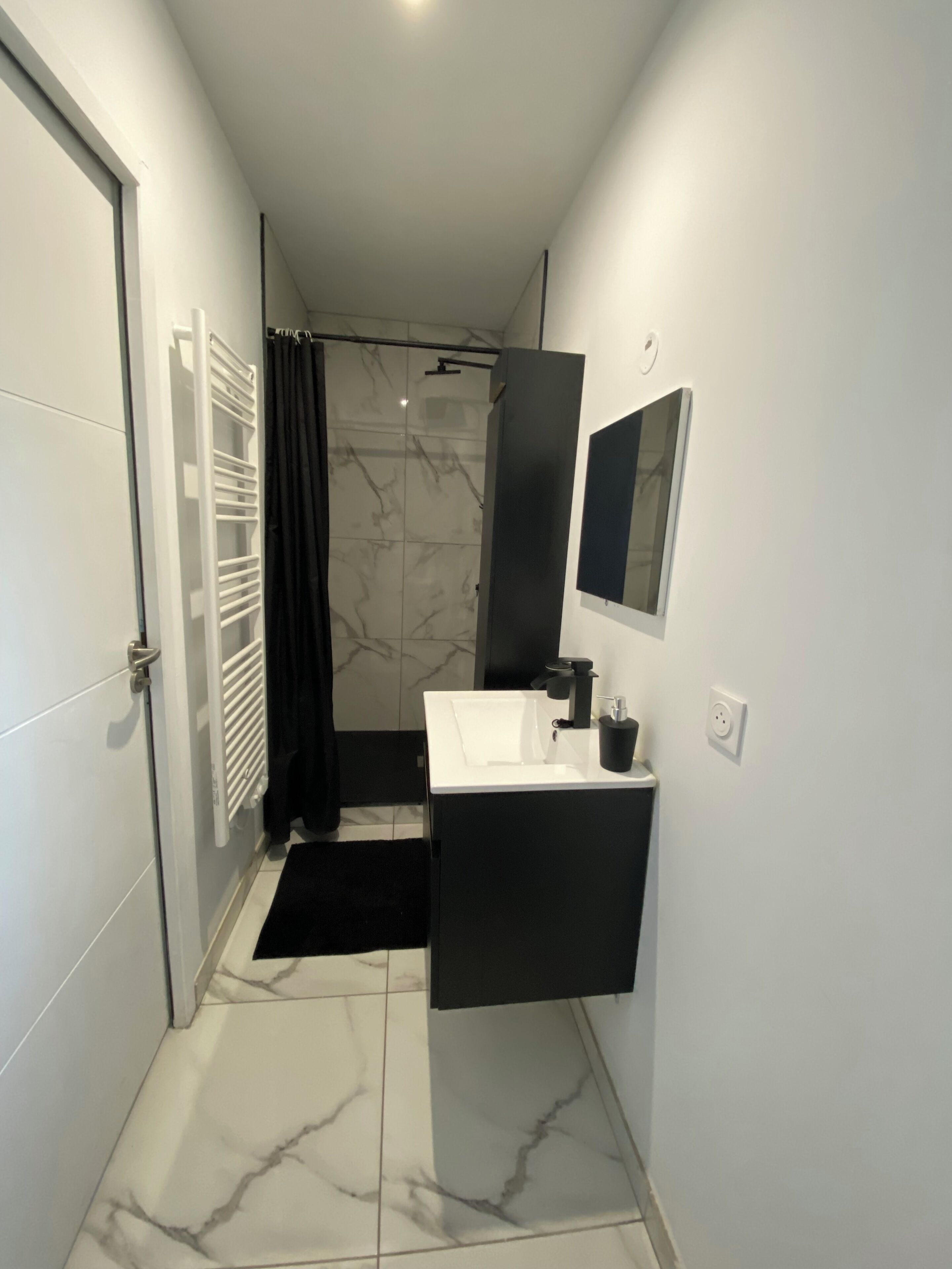 Douche, sèche-cheveux, serviettes fournies, savon