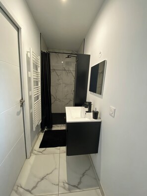 Douche, sèche-cheveux, serviettes fournies, savon