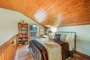 3 bedrooms, iron/ironing board, WiFi, bed sheets - Monroe Retreat with Mountain Views & Fire Pit! (Monroe)