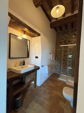 Regadera, secadora de cabello, bidet, toallas 