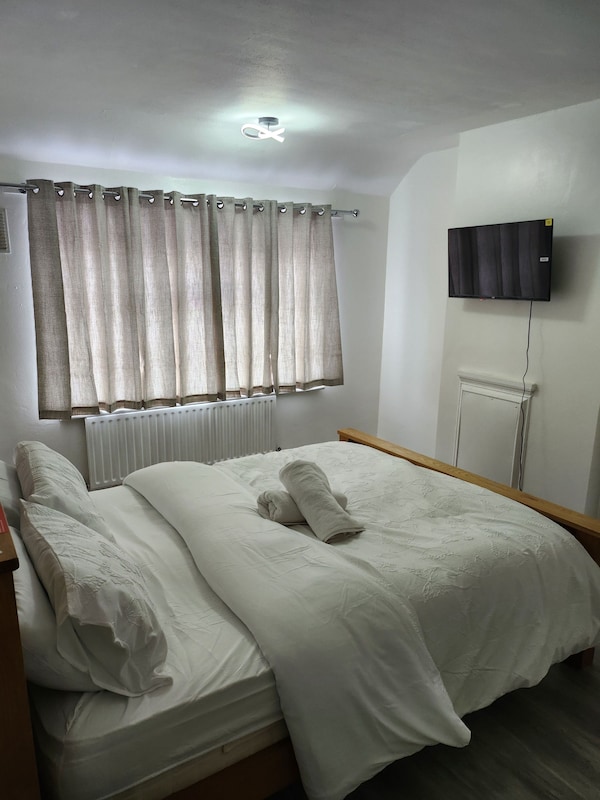 Charming 3-bedroom House Rental In Greater London - Dagenham