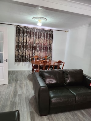 House, 3 Bedrooms, Patio, Garden View | Living room - Charming 3-bedroom House Rental in Greater London (Dagenham)
