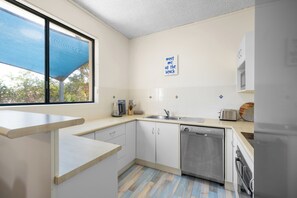 Fridge, microwave, oven, stovetop - SCapes by the Sea: 2  BR, 1  BA Apartment in South West Rocks, NSW 2431, Sleeps 5 (South West Rocks, NSW 2431)
