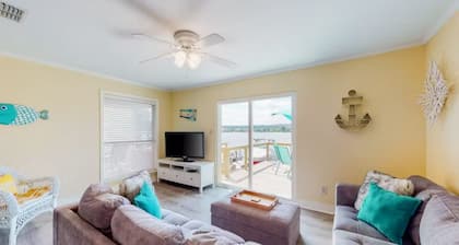 Cute lakefront condo with Private Dock in the Heart of Horseshoe Bay