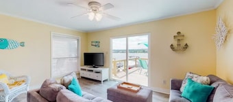 Cute lakefront condo with Private Dock in the Heart of Horseshoe Bay