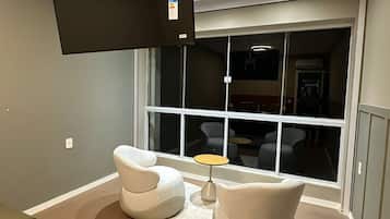 Apartamento conforto | Cortinas blackout, ferros/tábuas de passar roupa, Wi-Fi de cortesia