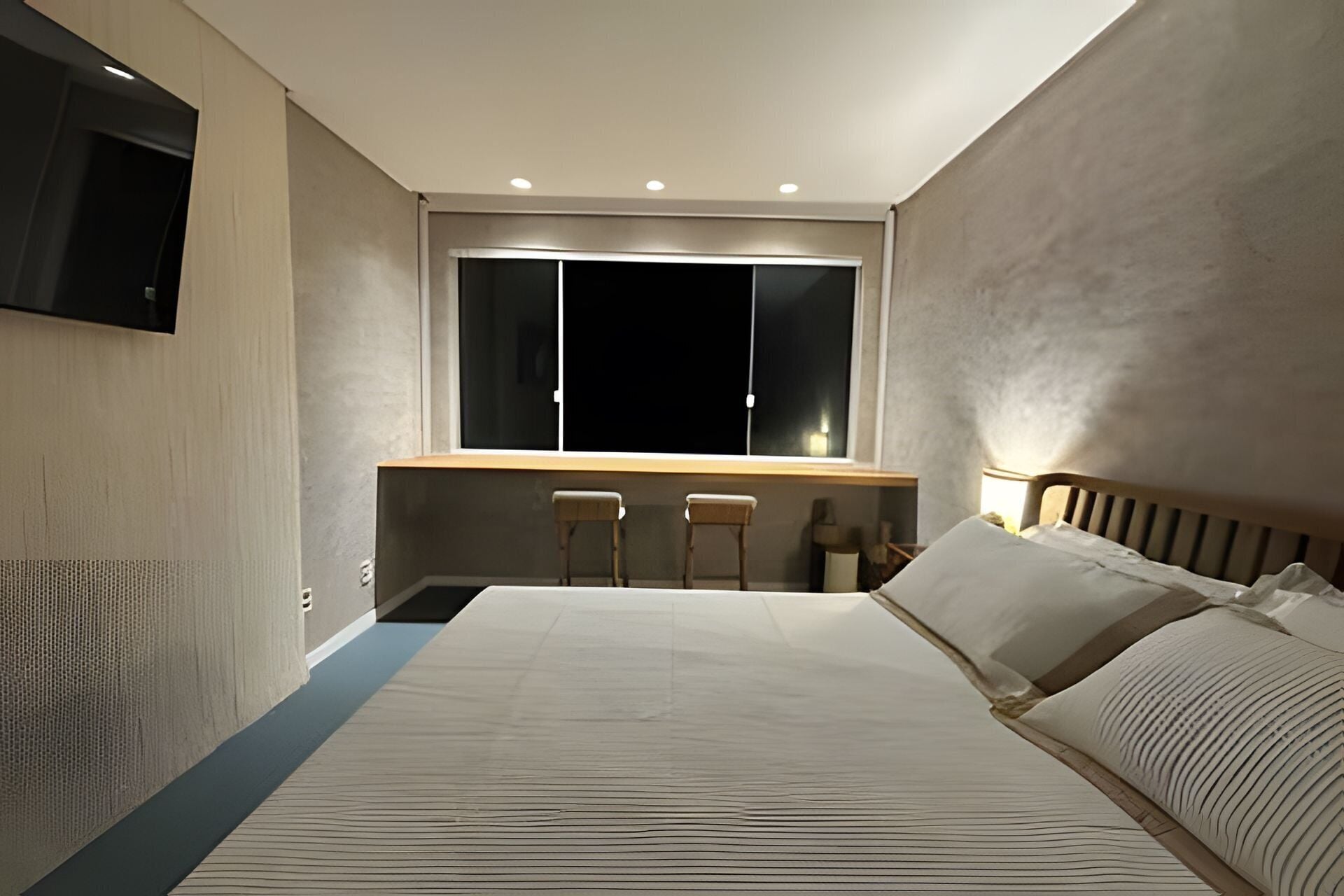 Cortinas blackout, tabla de planchar con plancha y wifi gratis 