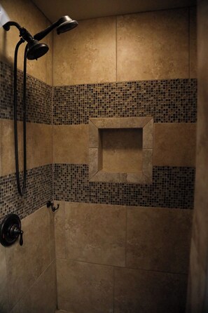 Dusj, håndklær, s åpe og toalettpapir