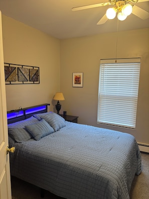 1 dormitorio, tabla de planchar con plancha, wifi y ropa de cama