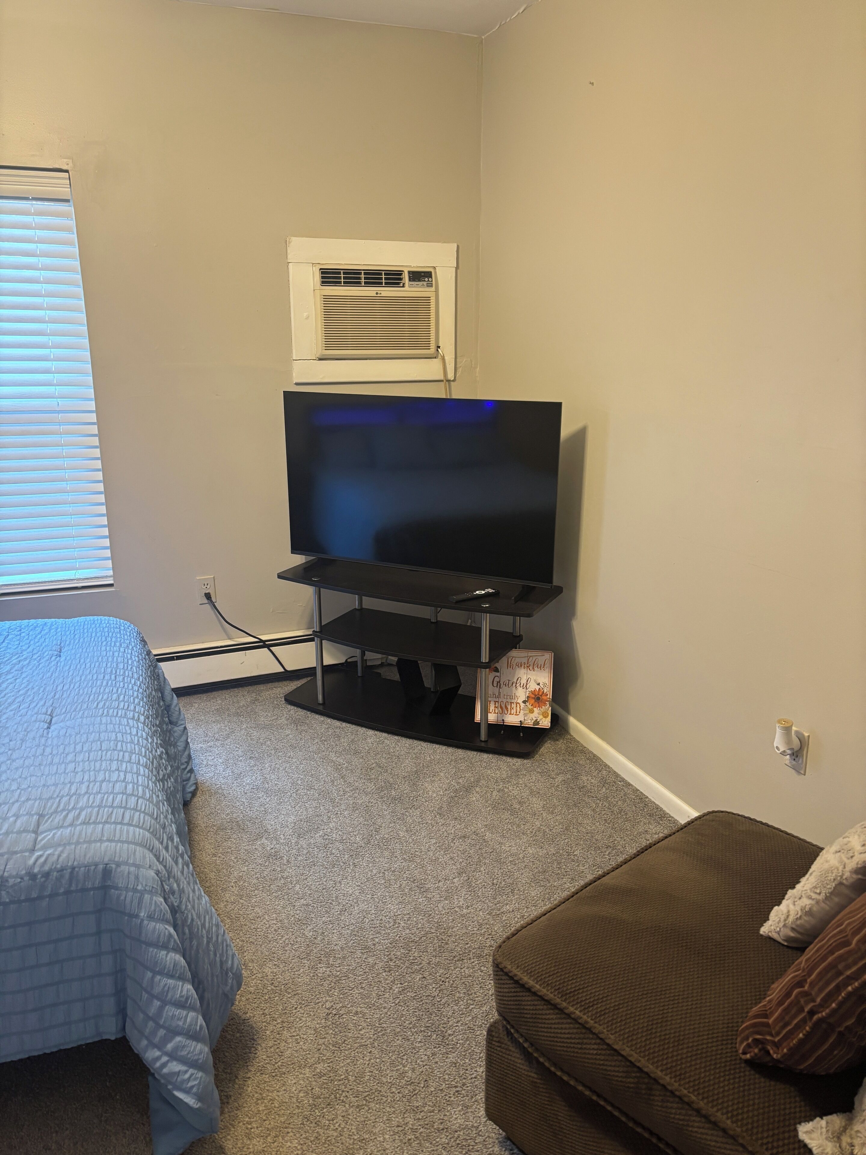 Iron/ironing board, WiFi, bed sheets