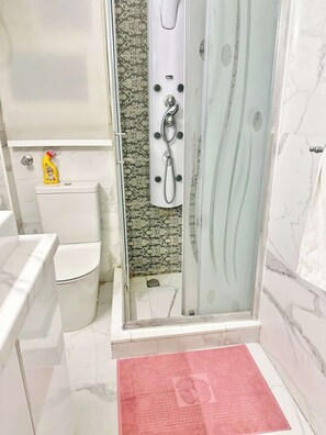 Shower, hair dryer, bidet, towels - Flat In The Heart Of Downtown Cairo (Cairo Governorate)