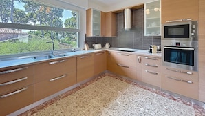 Private kitchen - Villa Cap d’Antibes - See view (Antibes)