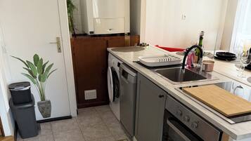 Een koelkast, een microgolfoven, een oven, een kookplaat