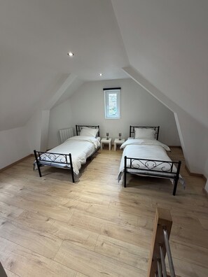 2 chambres, fer et planche à repasser, lit de bébé portatif
