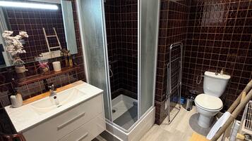 Een douche, een haardroger, handdoeken, toiletpapier