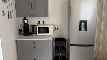 Kjøleskap, mikrobølgeovn, ovn og kokeplater