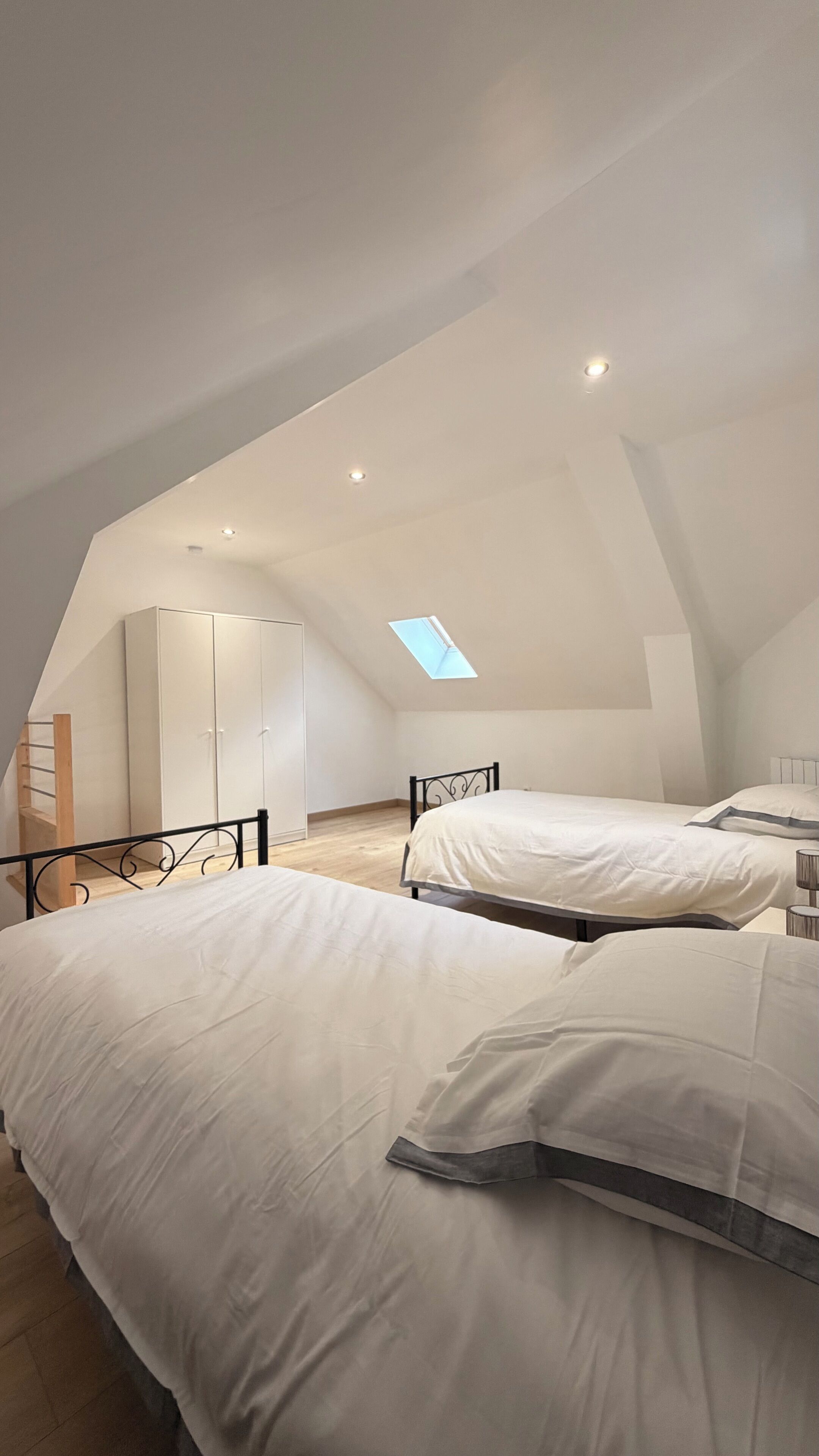 2 slaapkamers, een strijkplank/strijkijzer, reisbedje, internet