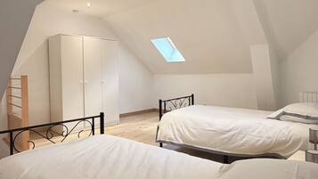 2 slaapkamers, een strijkplank/strijkijzer, reisbedje, internet