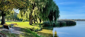 Vacation home directly on the lake 50m to the beach with garden and fireplace