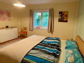 2 bedrooms, desk, iron/ironing board, travel cot - Vacation home directly on the lake 50m to the beach with garden and fireplace (Warin)