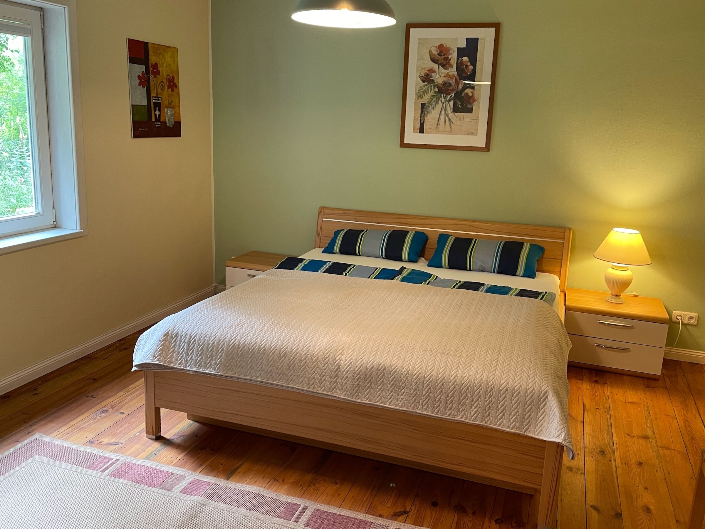 2 Schlafzimmer, Schreibtisch, Bügeleisen/Bügelbrett, Reisekinderbett