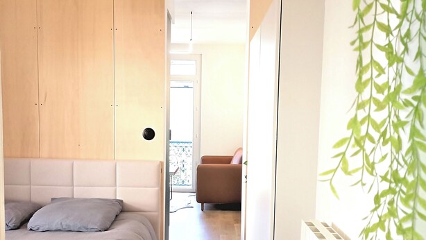 Un dormitorio con cama, armario y radiador.