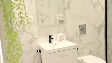 Serviettes fournies, papier toilette