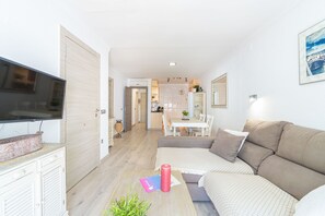 TV, fireplace - 0149-VALIRA House at the canal with pool and mooring (Empuriabrava)