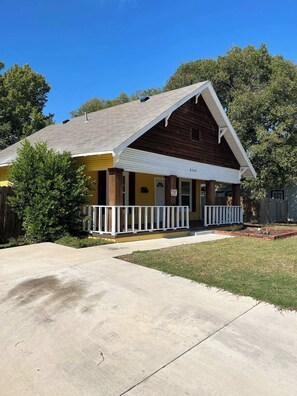 Exterior - The Yellow Cottage near TCU & Downtown Ft. Worth (Fort Worth)