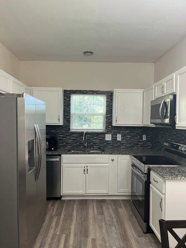 Fridge, microwave, oven, stovetop - The Yellow Cottage near TCU & Downtown Ft. Worth (Fort Worth)