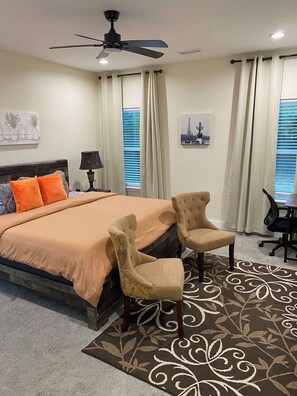 Iron/ironing board, travel cot, free WiFi, bed sheets - Discover your modern Fort Worth retreat near TCU & Downtown! This stylish home comfortably fits families or professionals. Features include a grand owner's suite with a spa-like bath and a fantastic outdoor patio. An ideal base for exploring the city (Fort Worth)