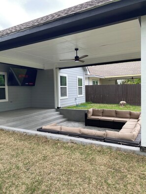 Terrace/patio - Discover your modern Fort Worth retreat near TCU & Downtown! This stylish home comfortably fits families or professionals. Features include a grand owner's suite with a spa-like bath and a fantastic outdoor patio. An ideal base for exploring the city (Fort Worth)