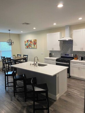 Fridge, microwave, oven, stovetop - Discover your modern Fort Worth retreat near TCU & Downtown! This stylish home comfortably fits families or professionals. Features include a grand owner's suite with a spa-like bath and a fantastic outdoor patio. An ideal base for exploring the city (Fort Worth)