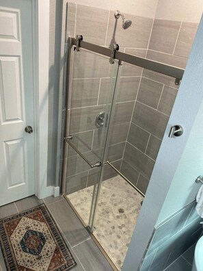 Hair dryer - Discover your modern Fort Worth retreat near TCU & Downtown! This stylish home comfortably fits families or professionals. Features include a grand owner's suite with a spa-like bath and a fantastic outdoor patio. An ideal base for exploring the city (Fort Worth)