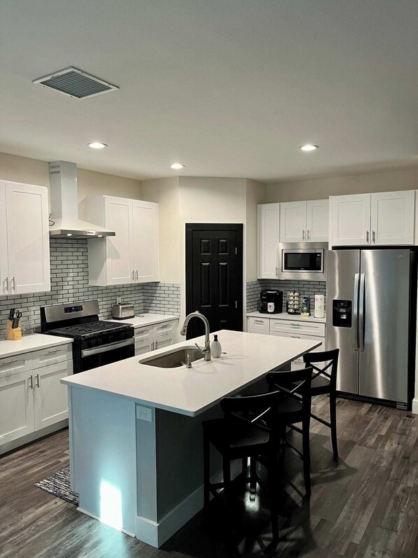 Fridge, microwave, oven, stovetop - Escape to our modern Fort Worth estate! This spacious retreat features a bright, open-concept layout perfect for families or groups. Enjoy a fully-equipped kitchen, a master suite with a soaking tub, and a private patio. (Fort Worth)