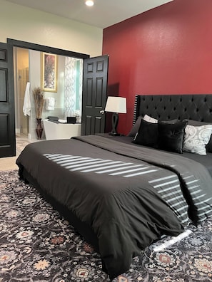 4 bedrooms, iron/ironing board, travel cot, free WiFi - Escape to our modern Fort Worth estate! This spacious retreat features a bright, open-concept layout perfect for families or groups. Enjoy a fully-equipped kitchen, a master suite with a soaking tub, and a private patio. (Fort Worth)