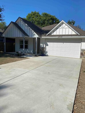 Property grounds - Escape to our modern Fort Worth estate! This spacious retreat features a bright, open-concept layout perfect for families or groups. Enjoy a fully-equipped kitchen, a master suite with a soaking tub, and a private patio. (Fort Worth)