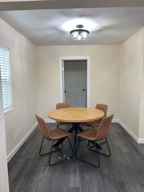 Dining - Comfortable & Modern Home near TCU-Downtown-Shops (Fort Worth)