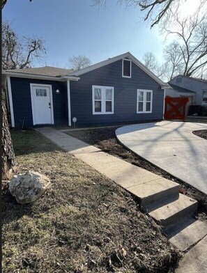 Exterior - Comfortable & Modern Home near TCU-Downtown-Shops (Fort Worth)
