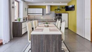 Una cocina moderna con comedor.