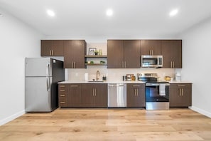 Frigorífico, microondas, horno y placa de cocina