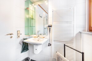 Douche, sèche-cheveux, serviettes fournies