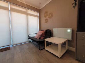 TV - Cosy & Convenient Space Near M1, EM Airport & City (Nuthall)
