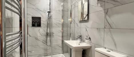 Douche, sèche-cheveux, serviettes fournies, savon
