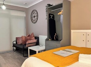 Iron/ironing board, WiFi, bed sheets - Cosy & Convenient Space Near M1, EM Airport & City (Nuthall)