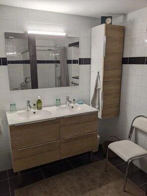 Dusche, Haartrockner, Handtücher, Seife